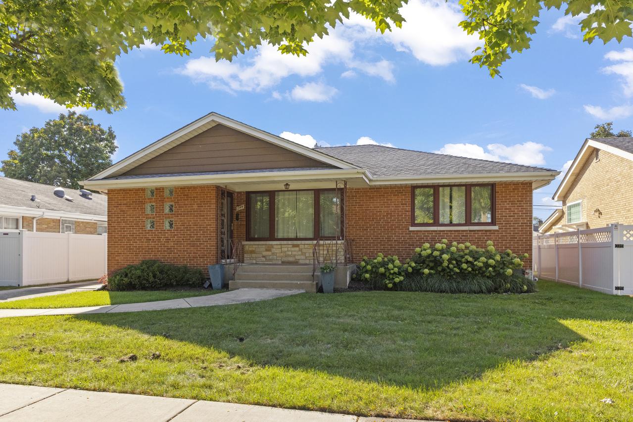 1944 Stratford Ave., Westchester, IL 60154