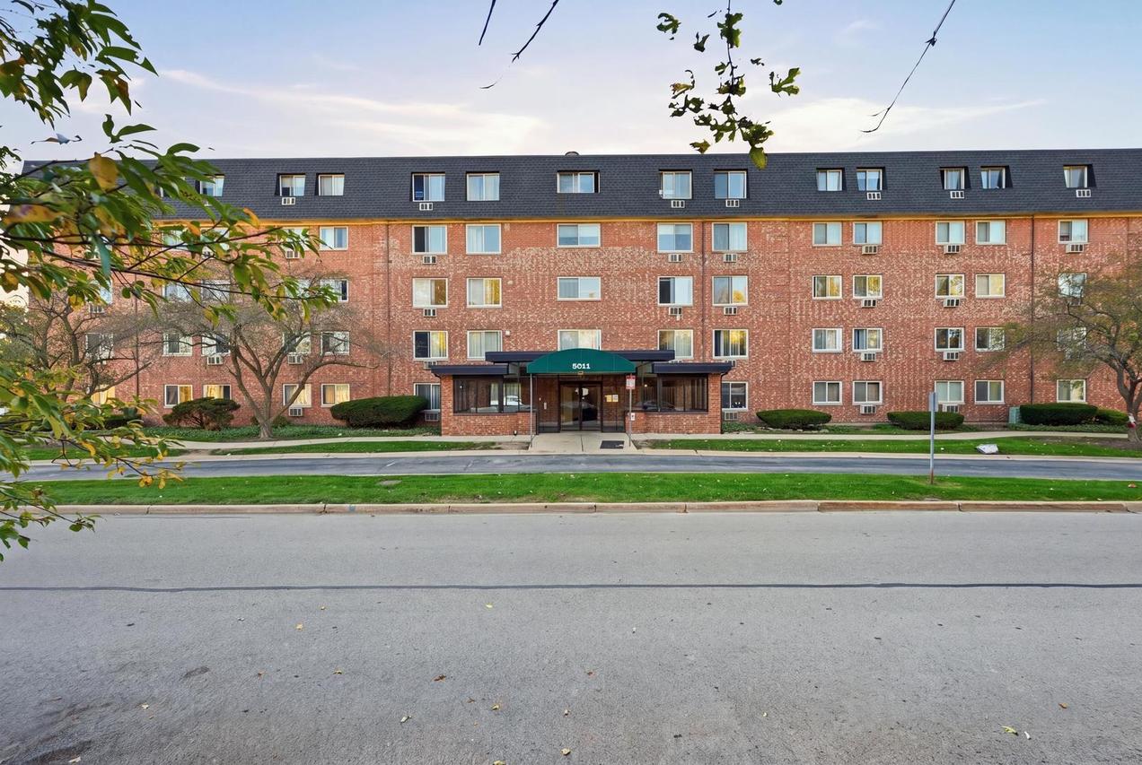 5011 Valley Ln. #208, Streamwood, IL 60107