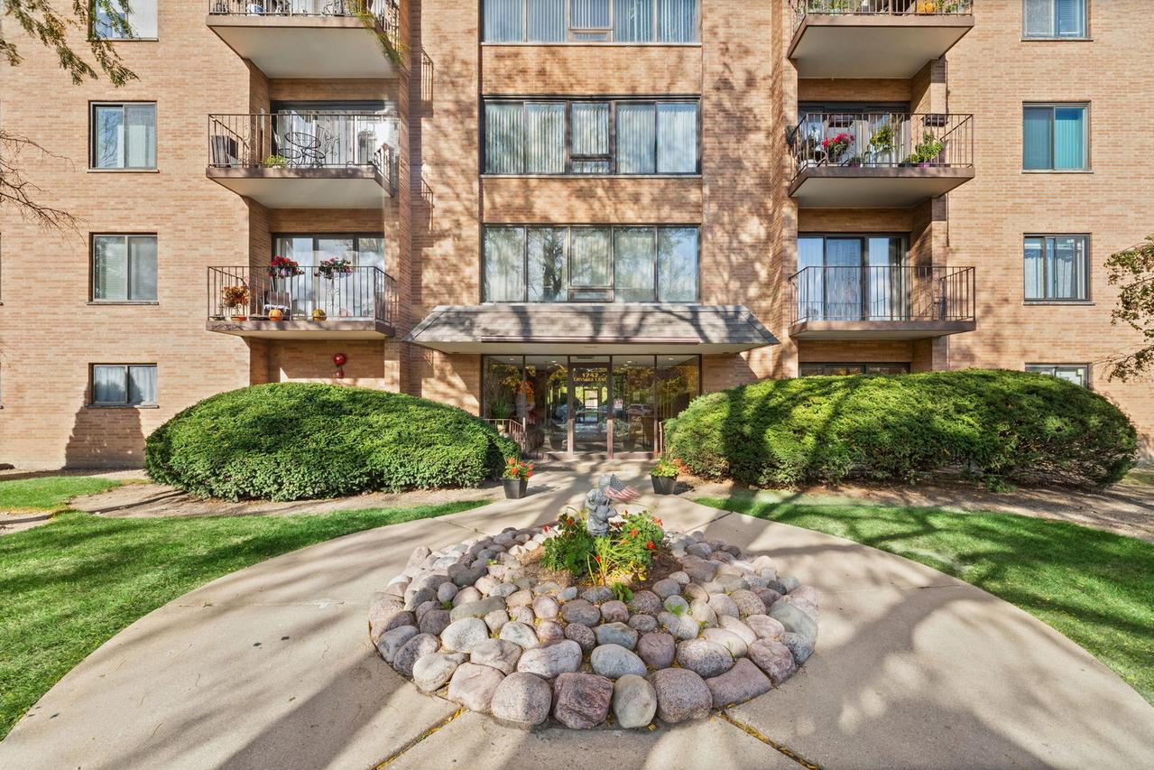 1747 W Crystal Ln. #207, Mount Prospect, IL 60056