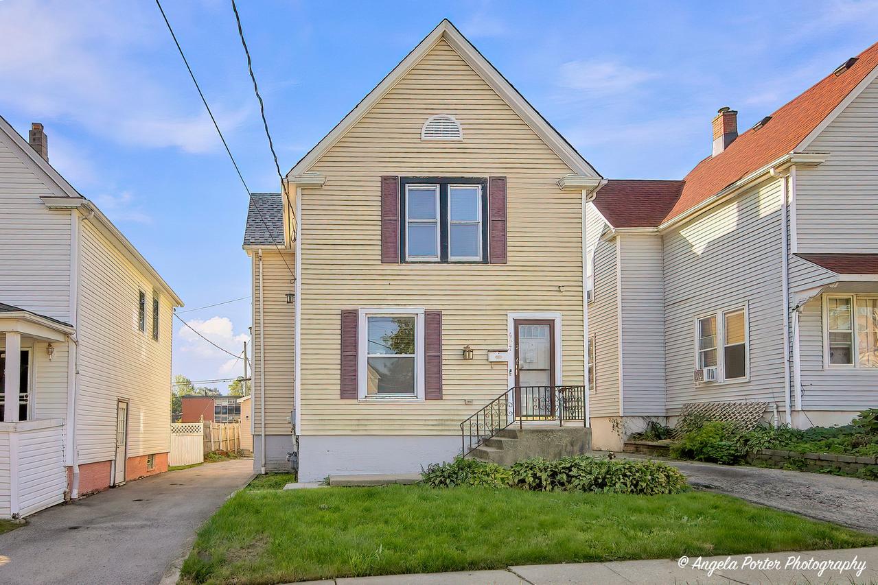 407 4th St., Waukegan, IL 60085