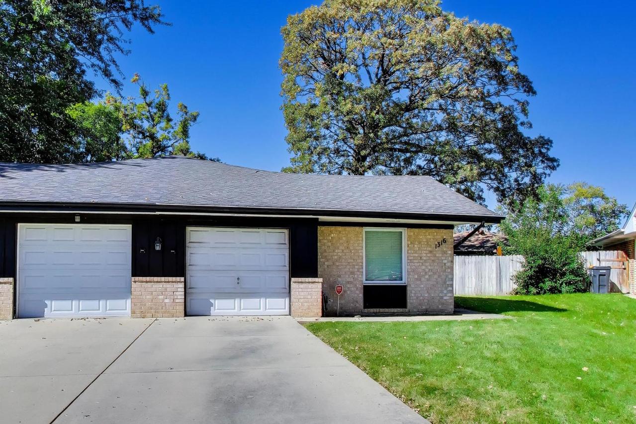 1316 Beverly Ln., Streamwood, IL 60107