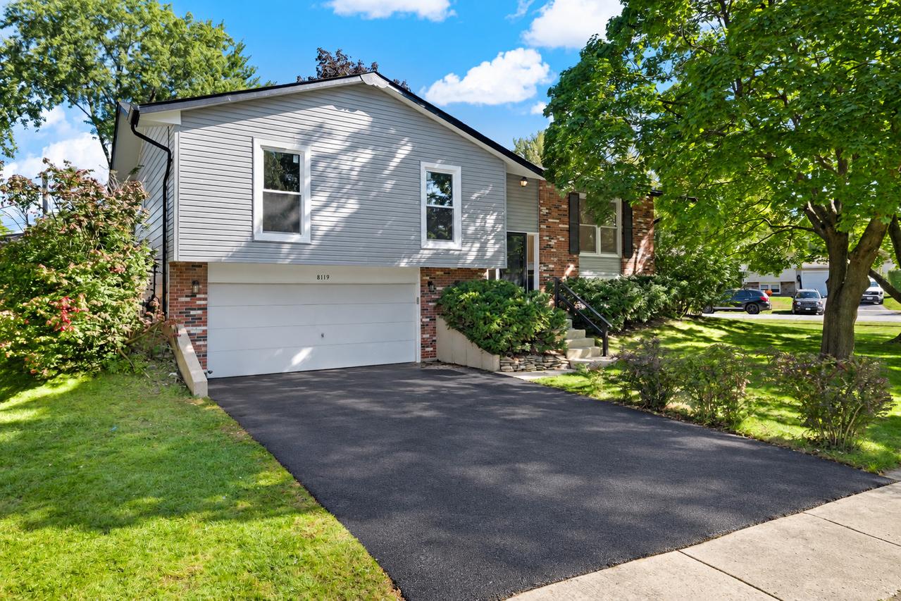 8119 Eastwood Ln., Woodridge, IL 60517