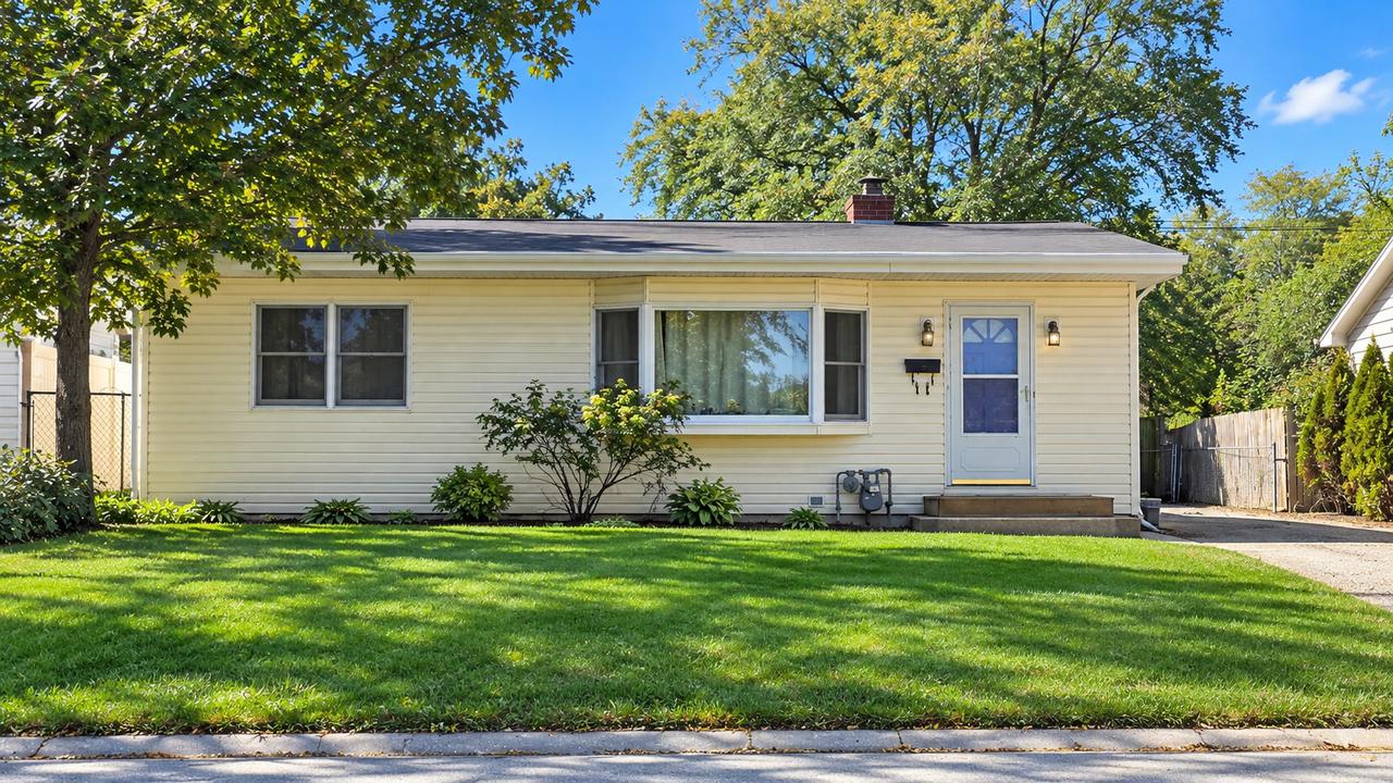 329 S 12th St., St. Charles, IL 60174