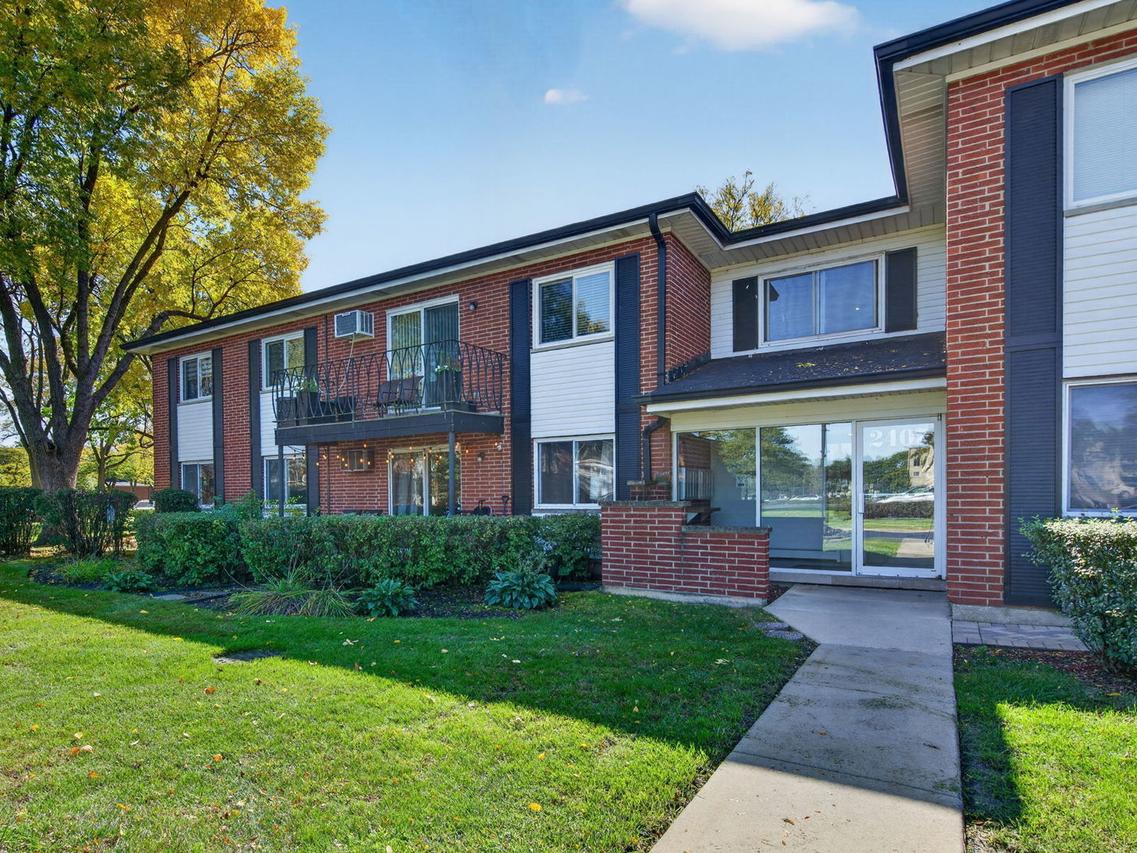 2407 E Brandenberry Ct. #1L, Arlington Heights, IL 60004