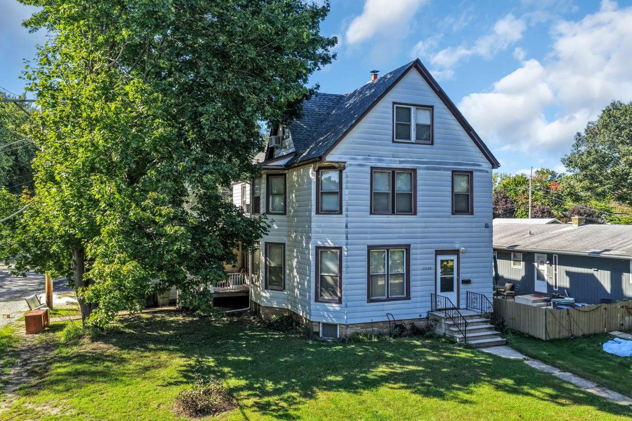 2208 Emmaus Ave., Zion, IL 60099