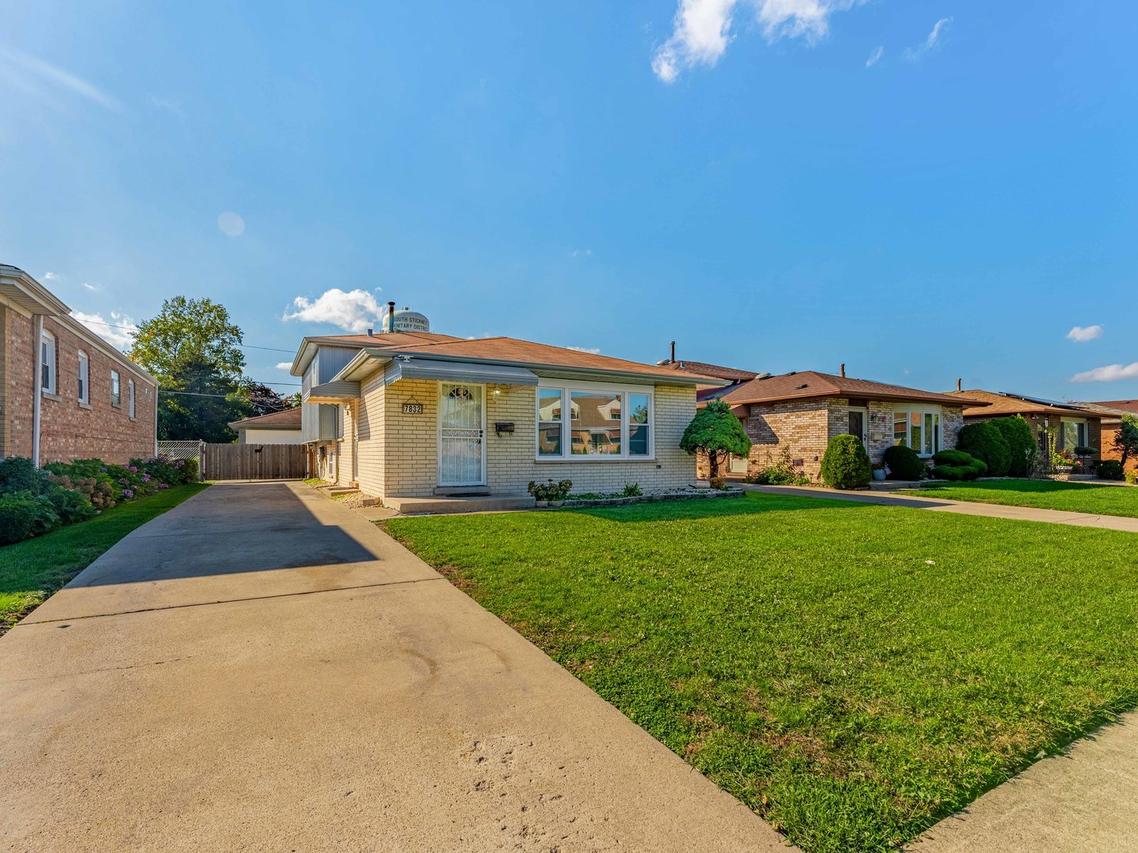 7832 Lamon Ave., Burbank, IL 60459