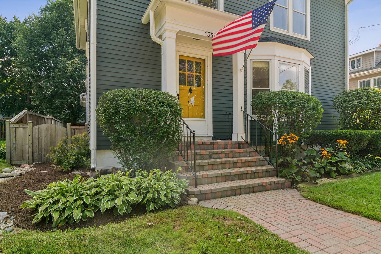 135 W Russell St., Barrington, IL 60010