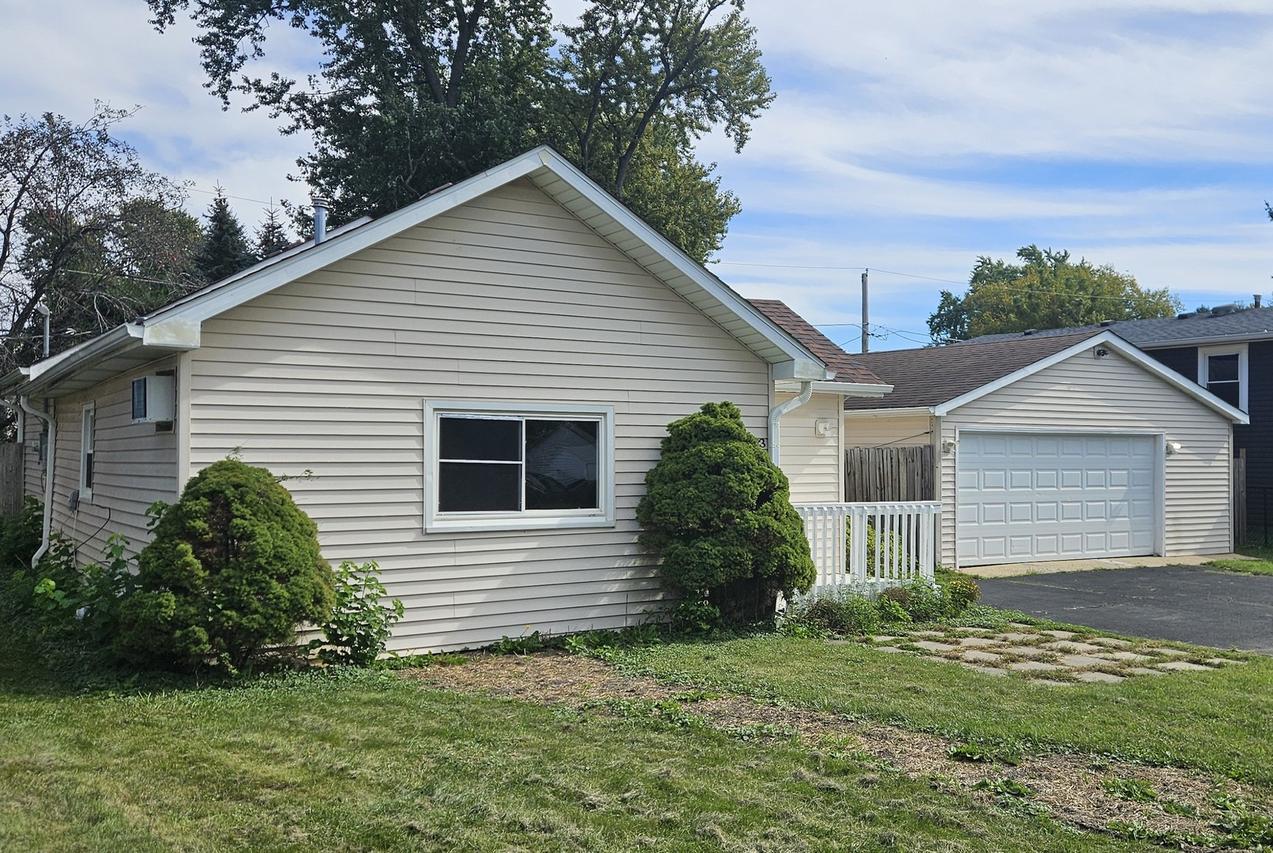 1613 Juneway Ter., Round Lake Beach, IL 60073