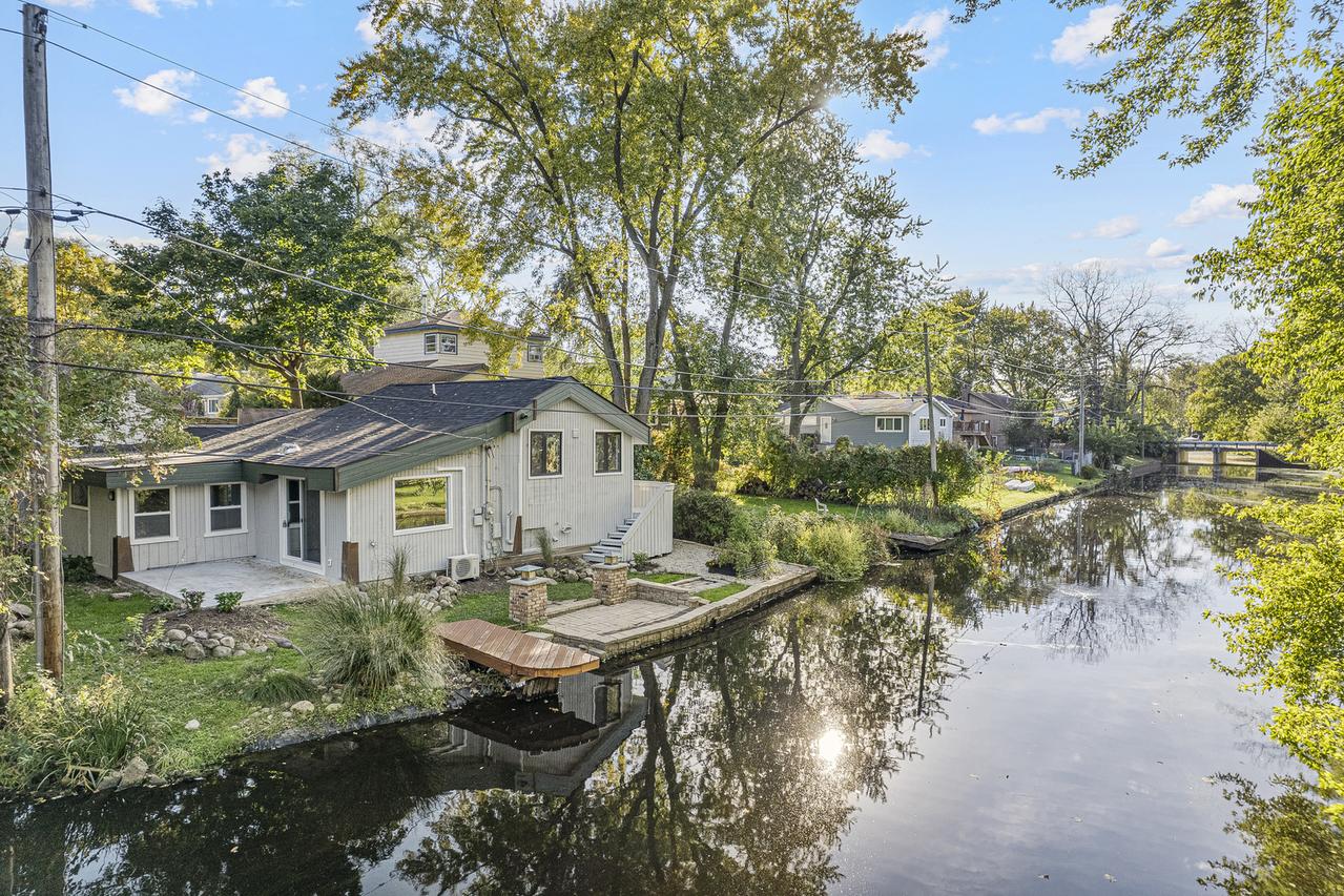 402 Channel Dr., Island Lake, IL 60042