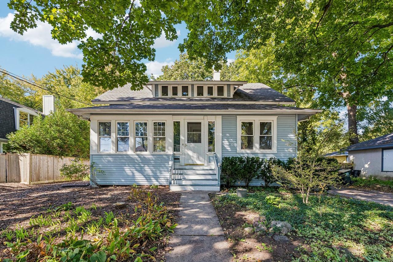 217 Prairie Ave., Libertyville, IL 60048