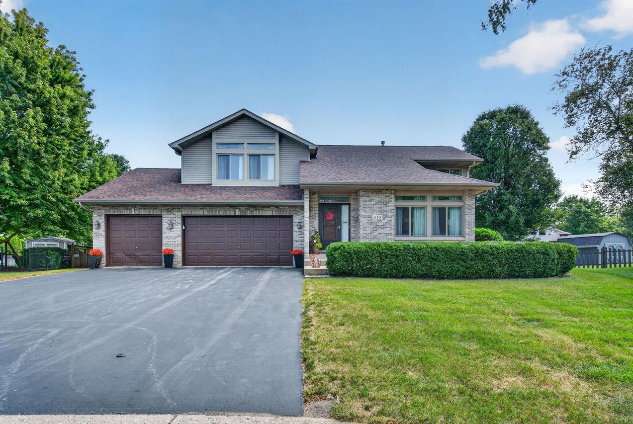 312 Badger Ct., Oswego, IL 60543