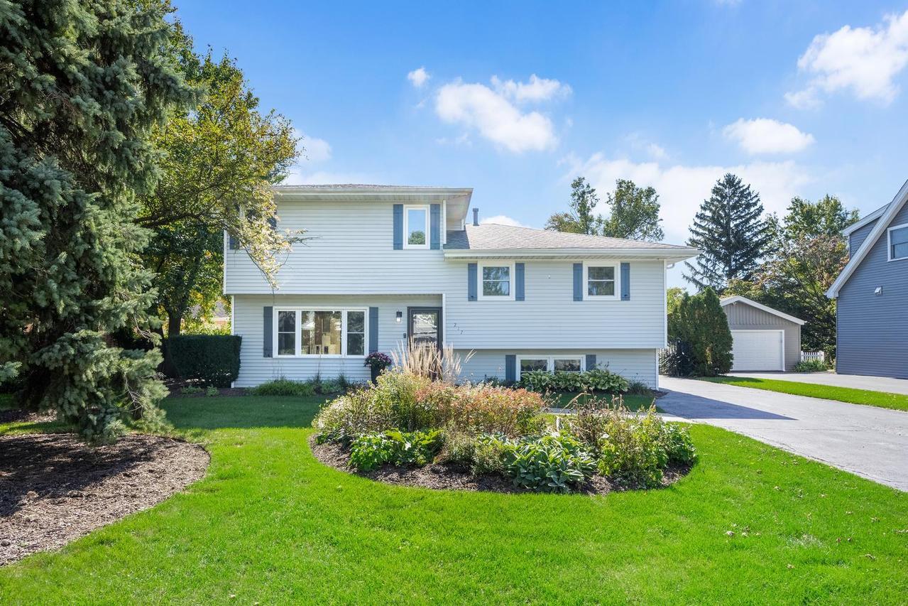 217 Holly Ave., Darien, IL 60561