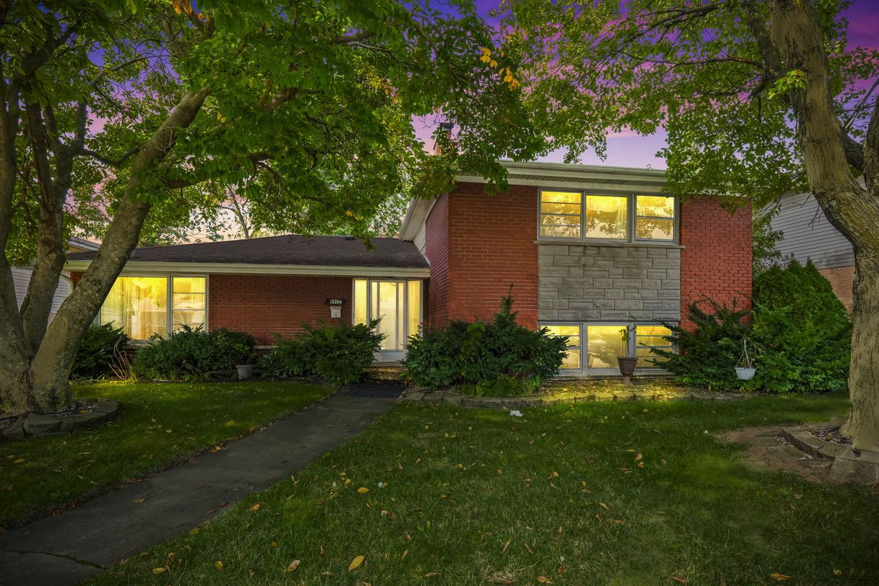 15354 Dobson Ave., South Holland, IL 60473