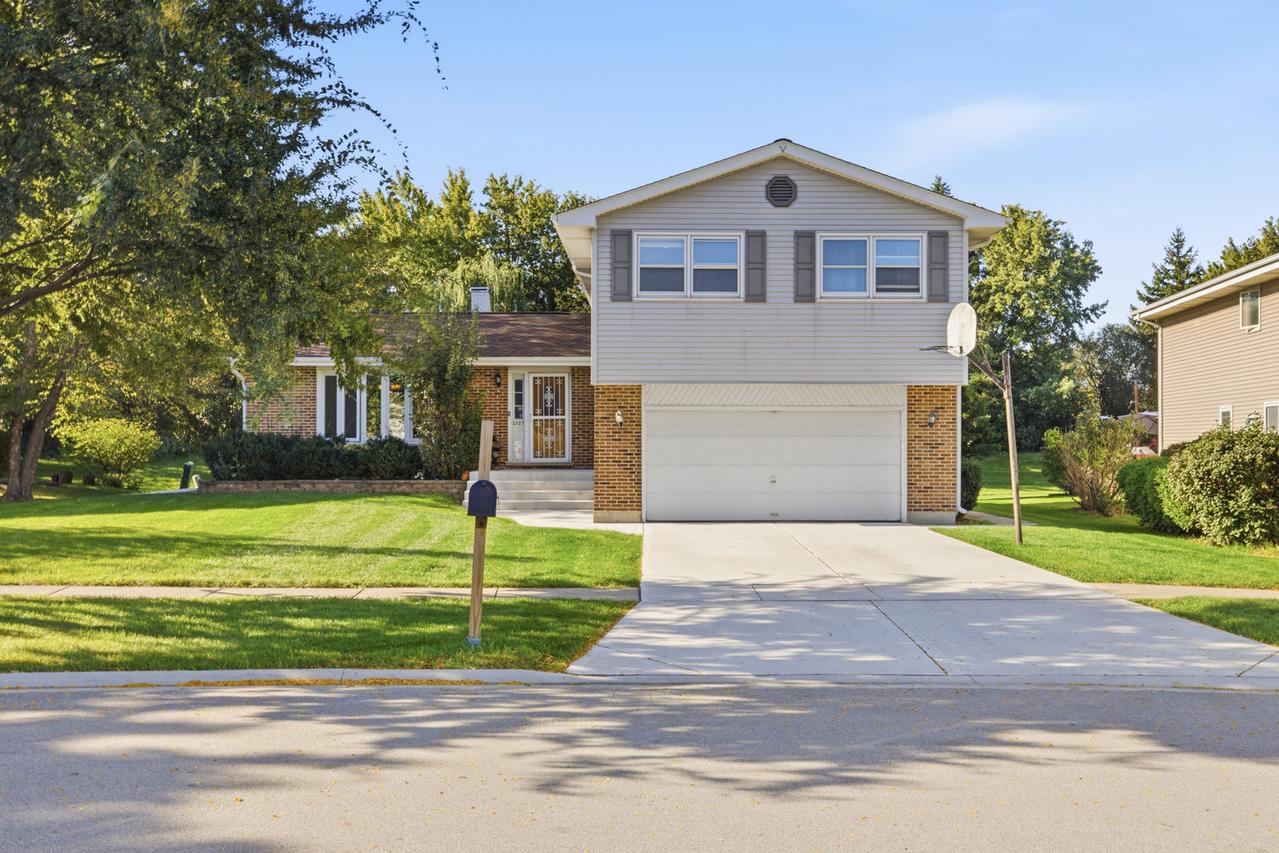 1727 Roosa Ln., Elk Grove Village, IL 60007
