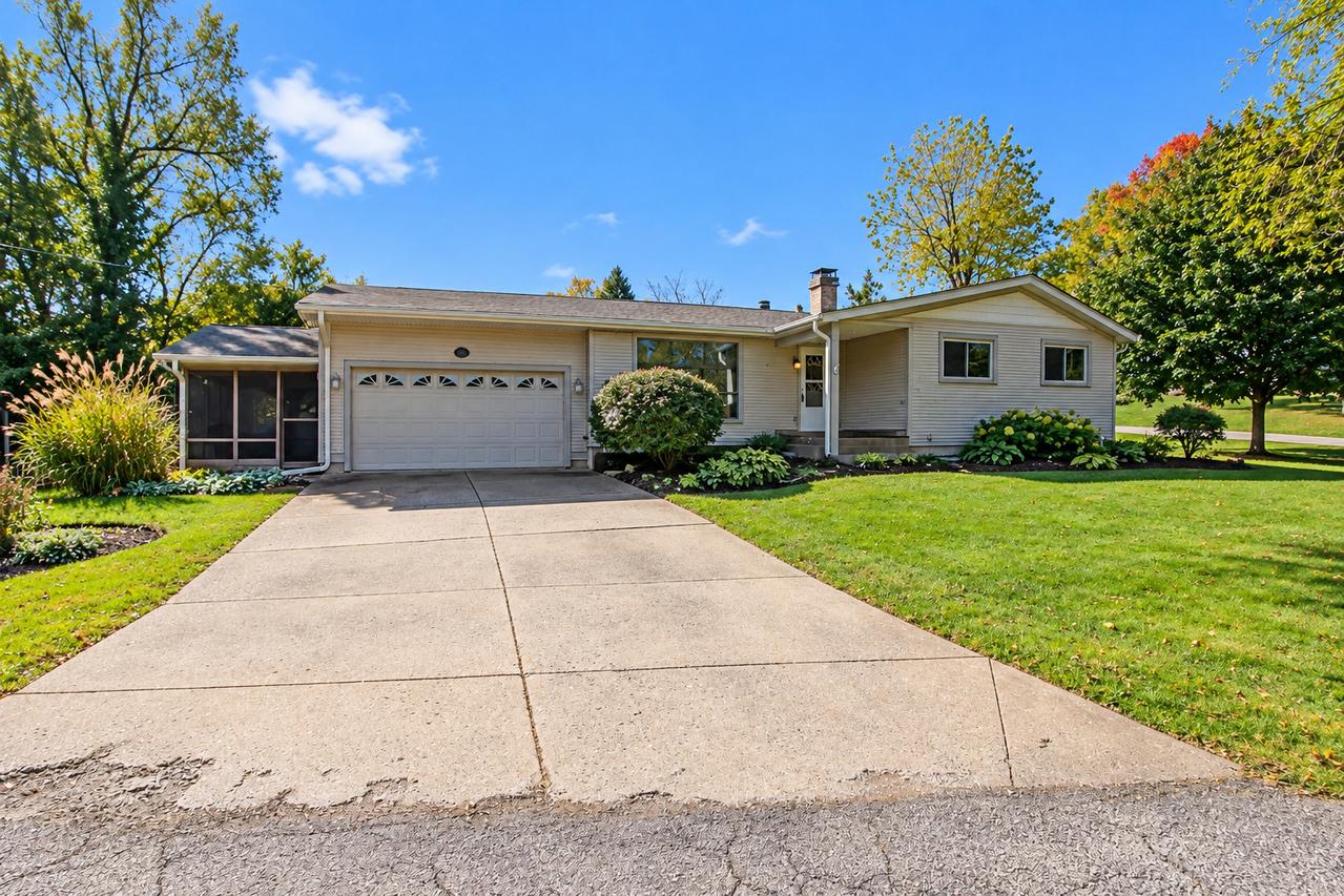 135 Hickory Rd., Lake In The Hills, IL 60156