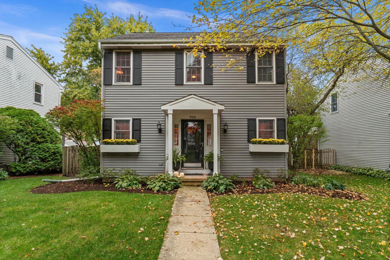 920 Britta Ln., Geneva, IL 60134