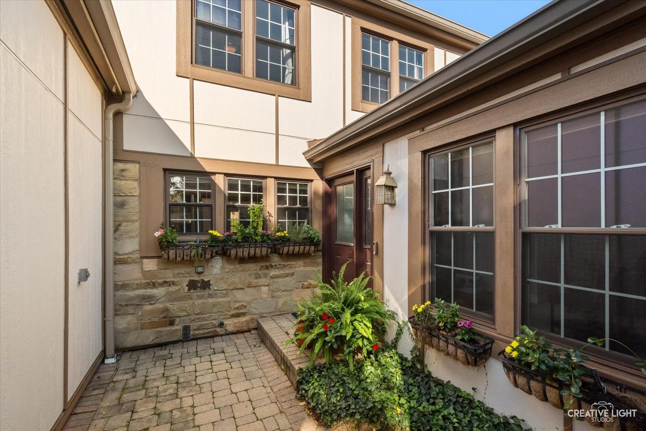 1045 Wheaton Oaks Dr., Wheaton, IL 60187