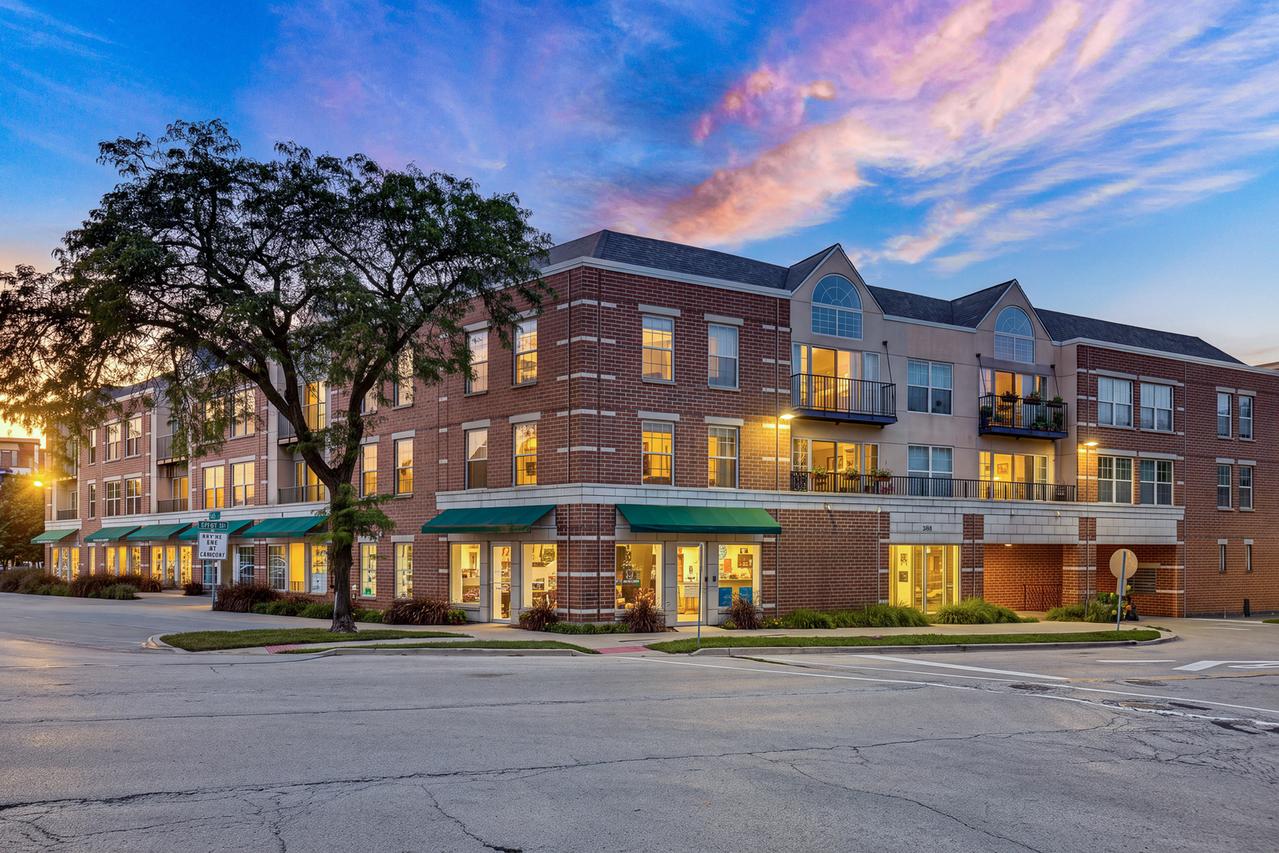 1800 Dewes St. #208, Glenview, IL 60025