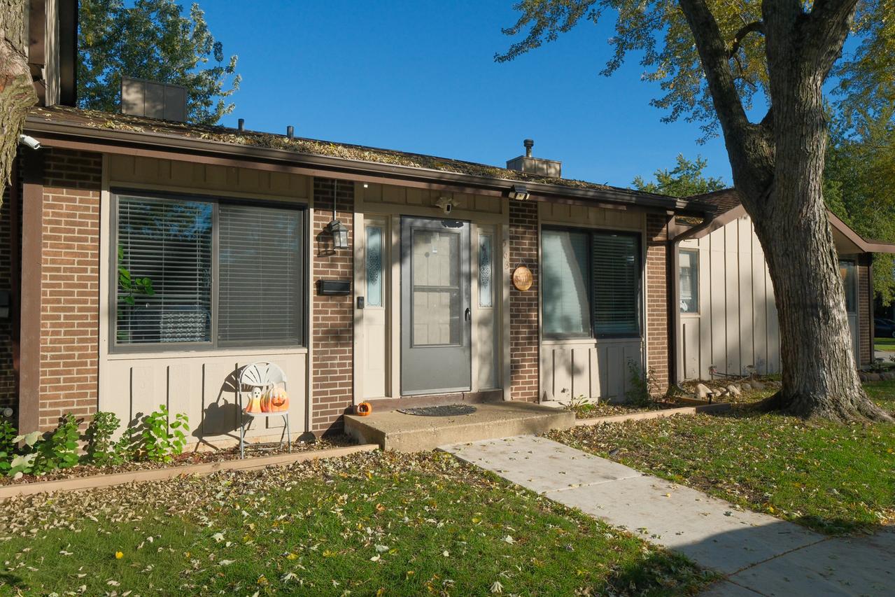 563 Forum Dr., Roselle, IL 60172