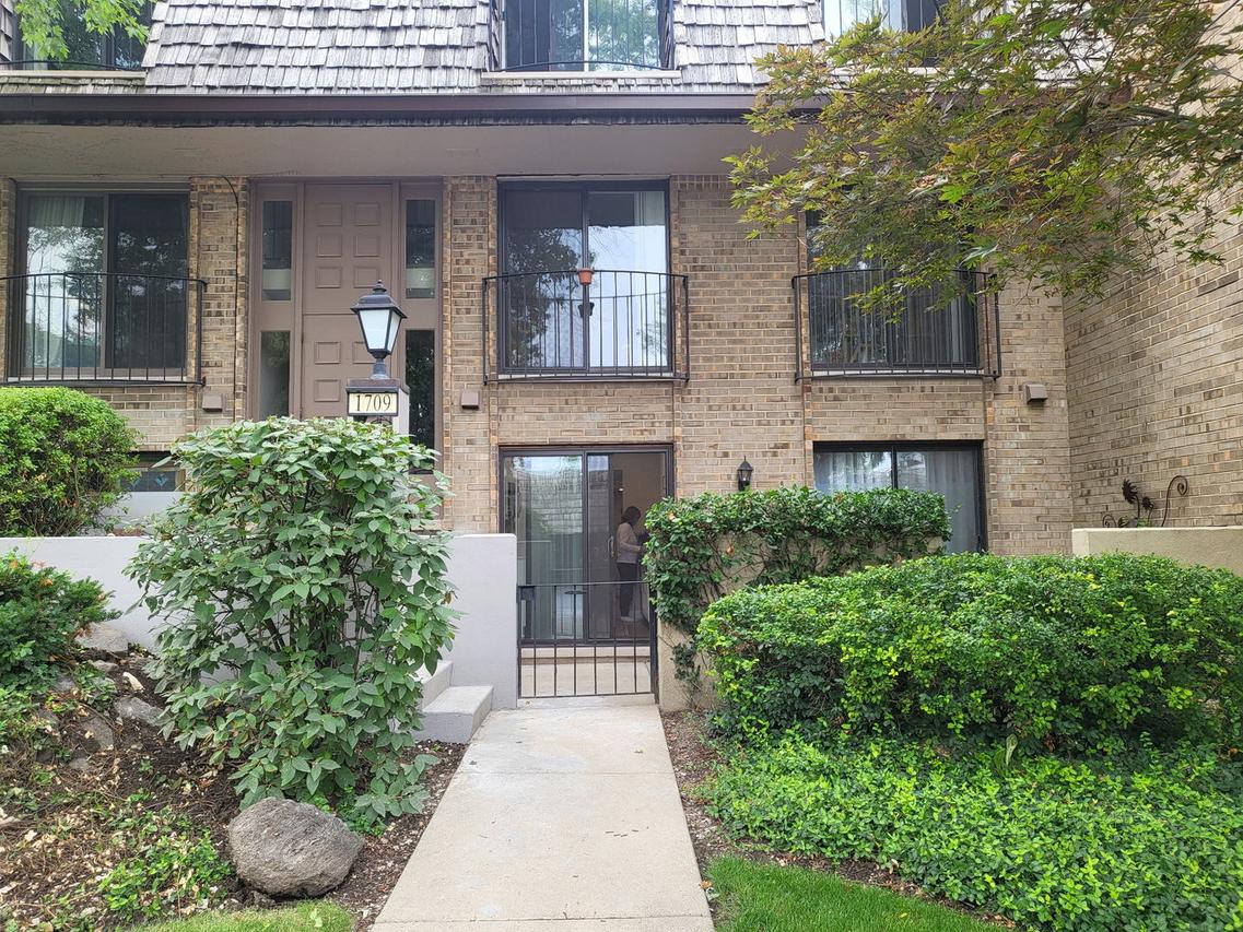 1709 Northfield Sq. #B, Northfield, IL 60093