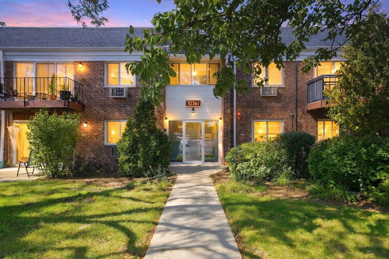 10361 Dearlove Rd. #2C, Glenview, IL 60025