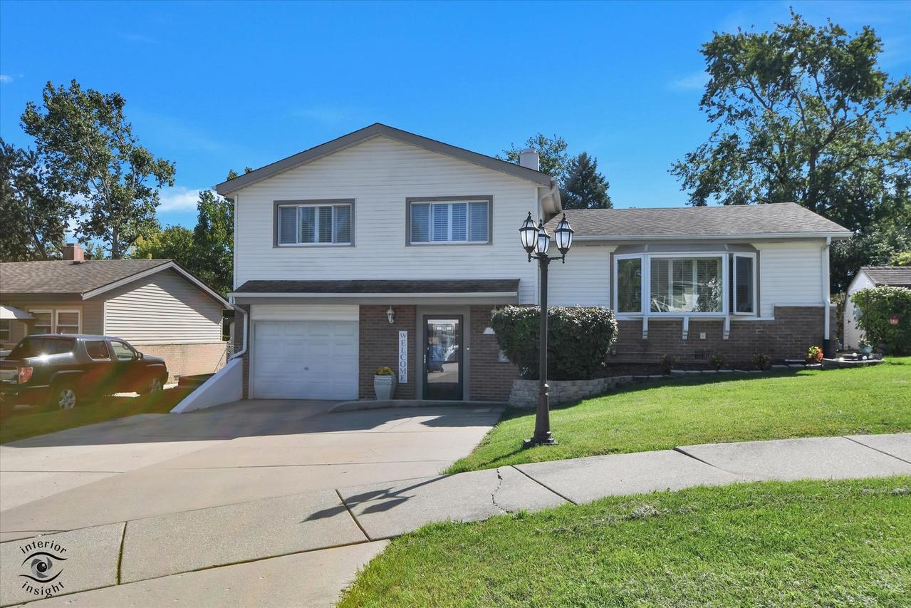 9101 Elm Cir., Hickory Hills, IL 60457