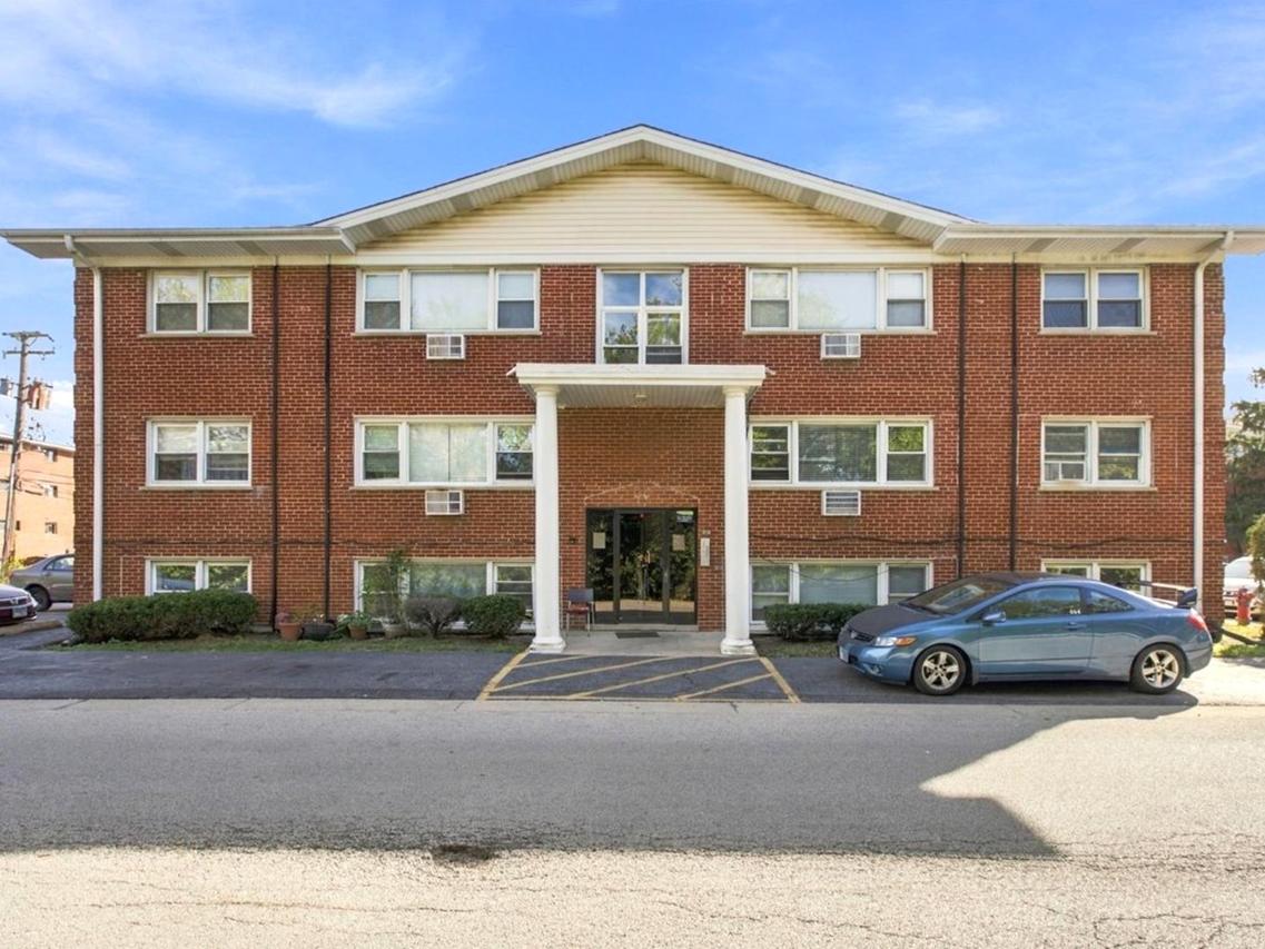 10154 Hartford Ct. #2C, Schiller Park, IL 60176