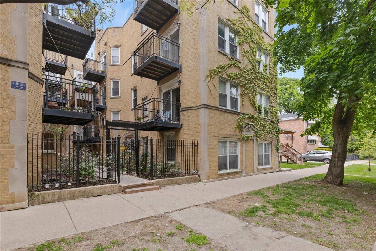 7050 N Damen Ave. #3S, Chicago, IL 60645