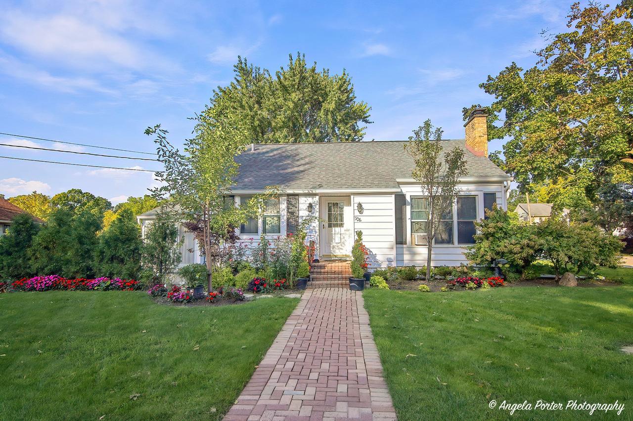 906 Ridge Ave., Mundelein, IL 60060
