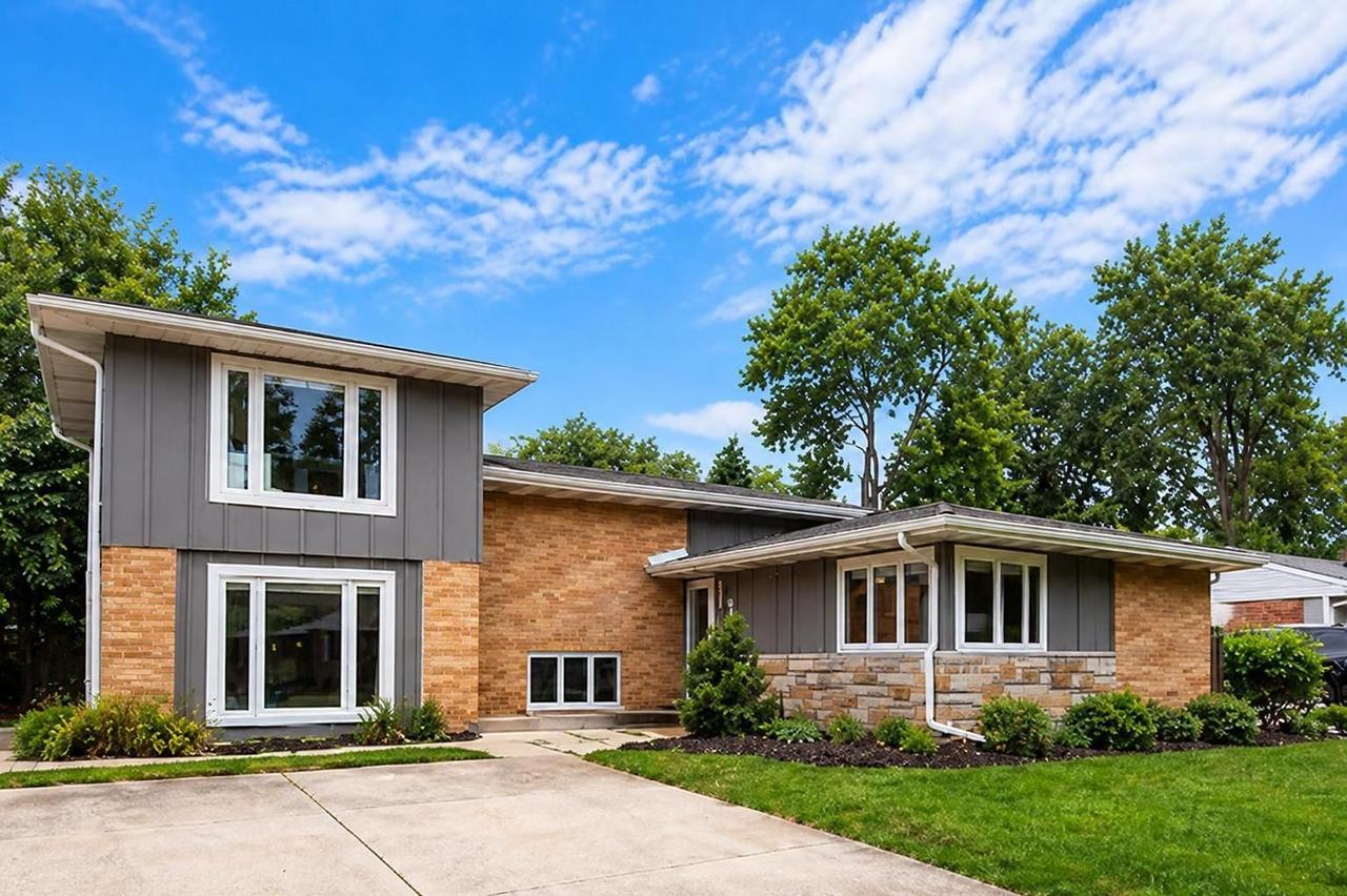 558 E Park Ave., Elmhurst, IL 60126