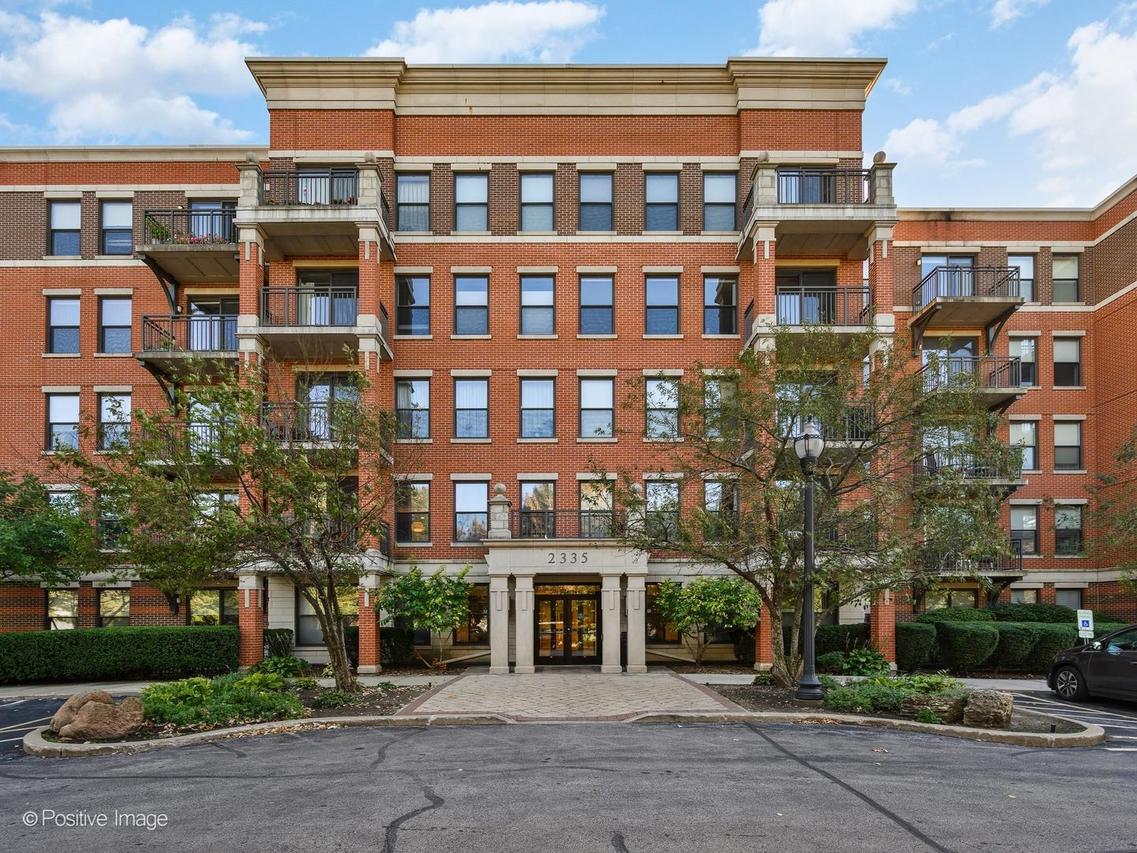 2335 W Belle Plaine Ave. #209, Chicago, IL 60618