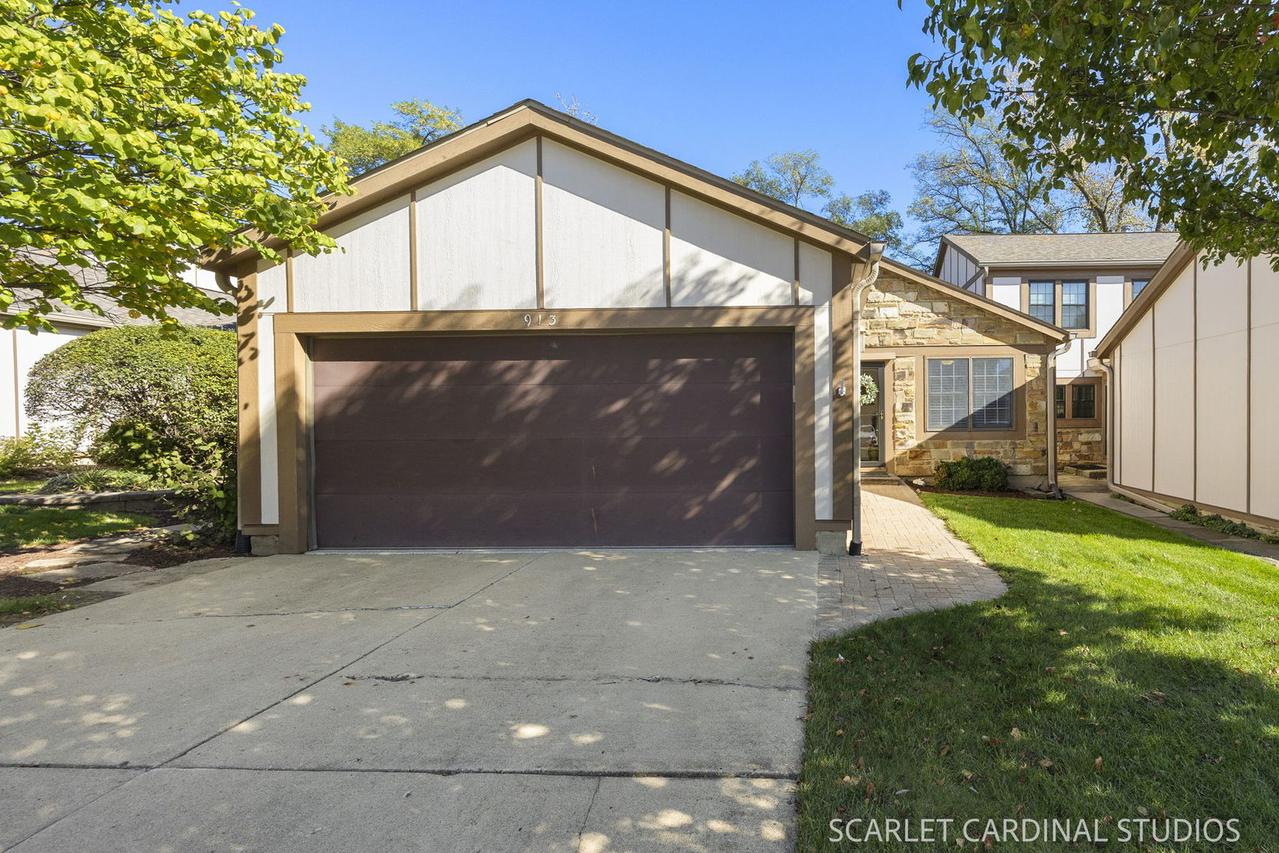 913 Wheaton Oaks Dr., Wheaton, IL 60187