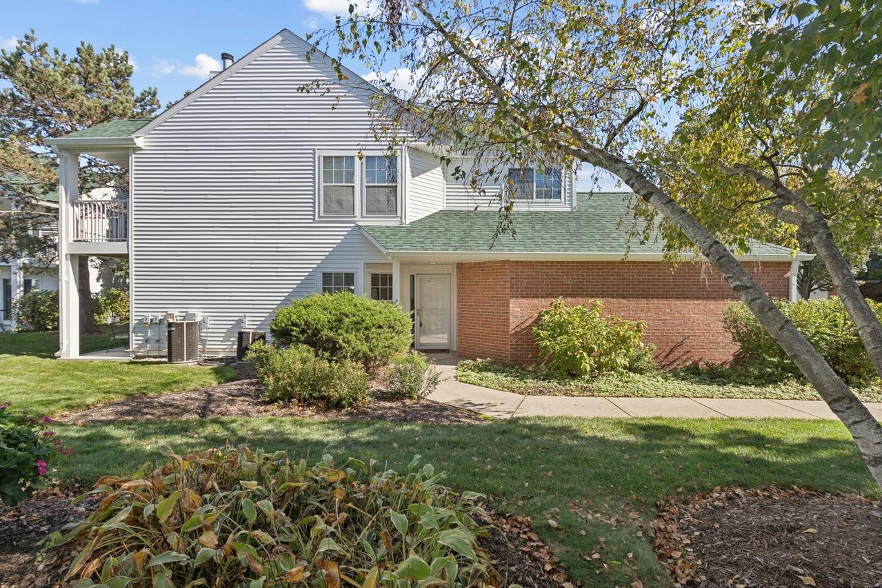 110 Hemstead St., Lake Bluff, IL 60044