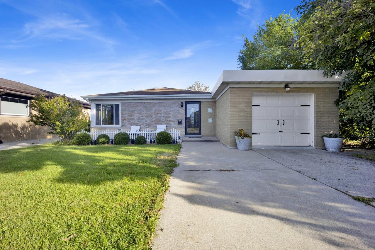 1520 Oakton St., Park Ridge, IL 60068