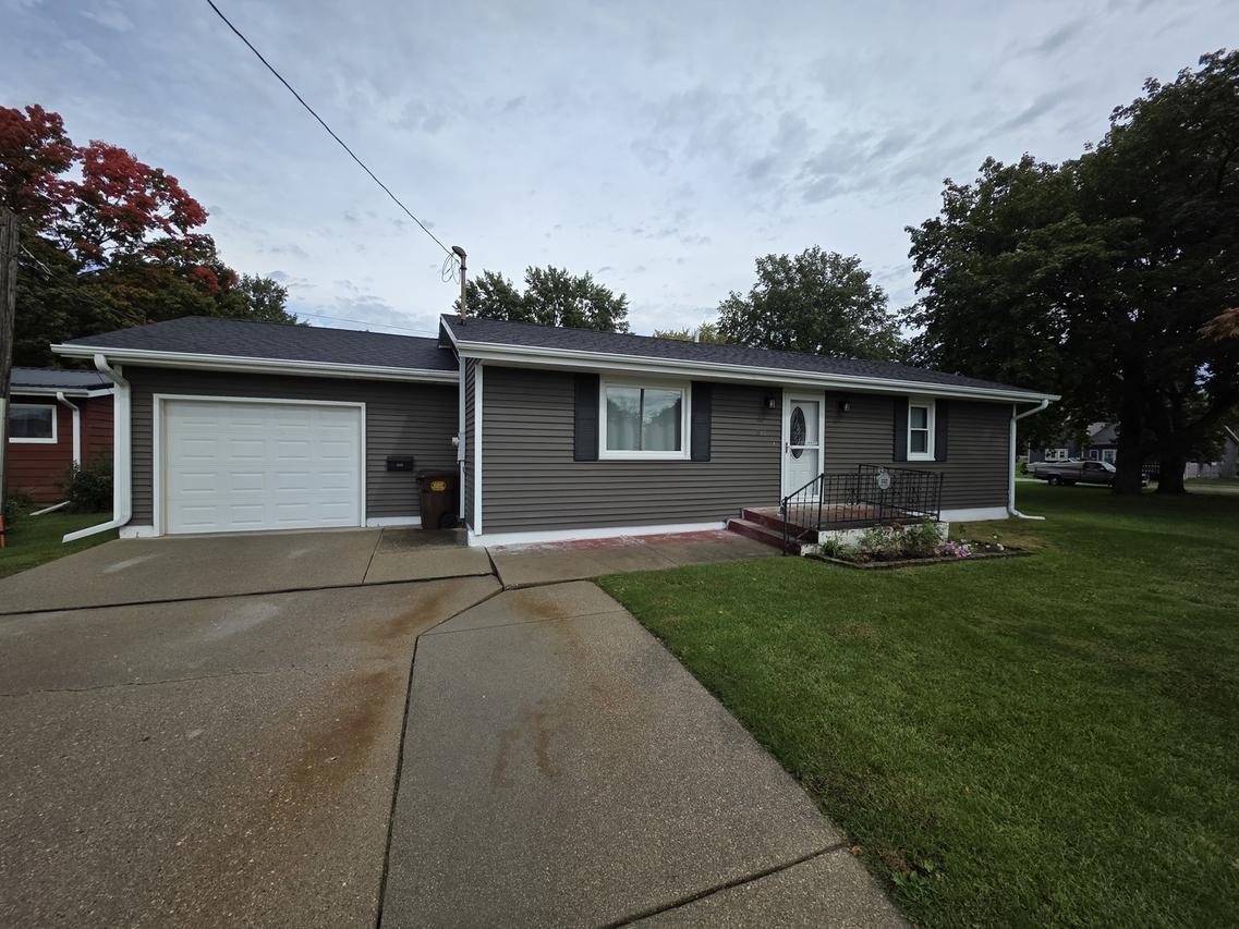322 Woodlawn Dr., Prophetstown, IL 61277