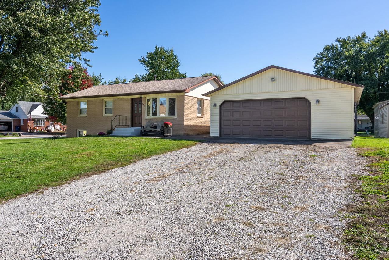402 4th Ave., Andalusia, IL 61232