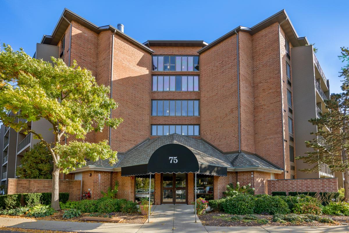 75 Kristin Cir. #218, Schaumburg, IL 60195