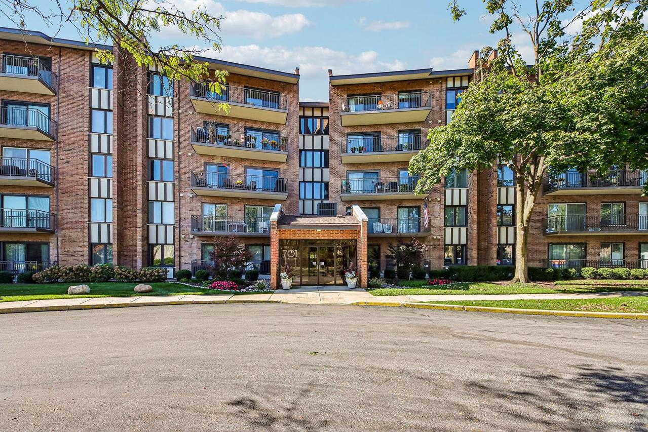 701 Lake Hinsdale Dr. #201, Willowbrook, IL 60527