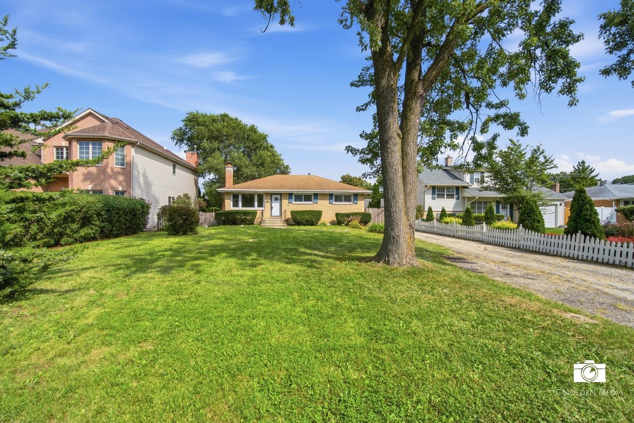 599 N Willow Rd., Elmhurst, IL 60126