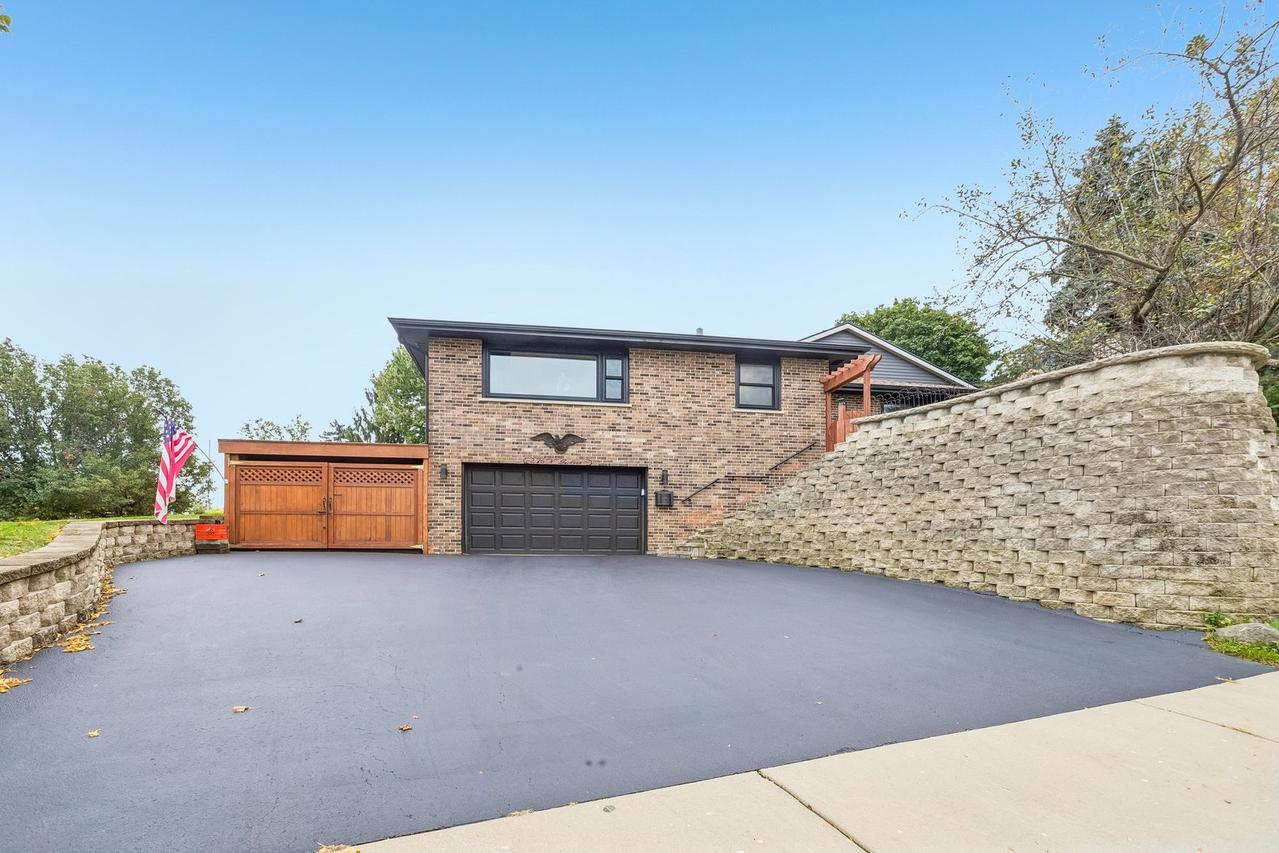 276 N Jackson Rd., Clarendon Hills, IL 60514