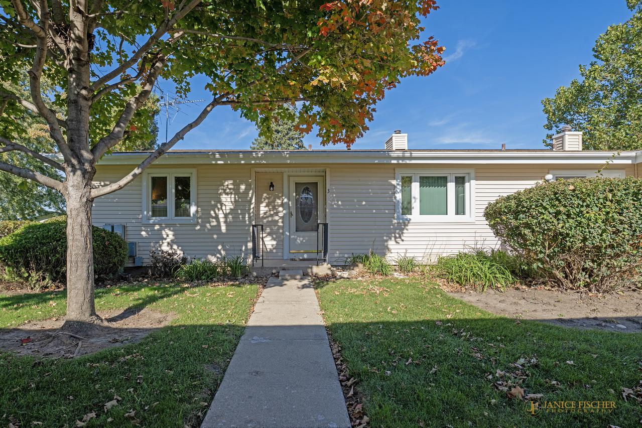 819 Wiltshire Dr. #3, Mchenry, IL 60050