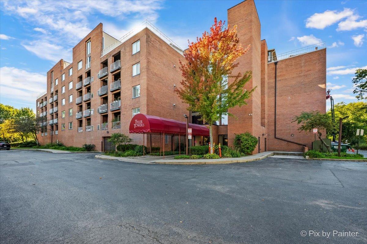 1450 Plymouth Ln. #203, Elgin, IL 60123