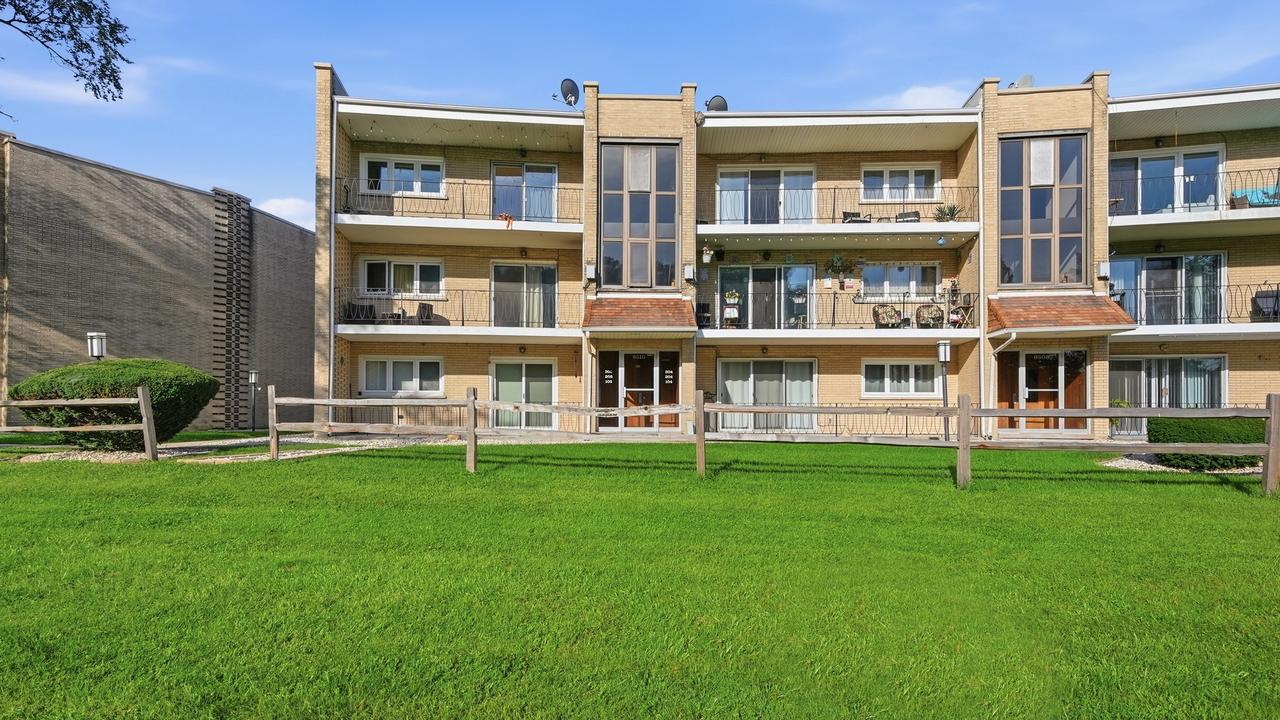 9510 S 86th Ave. #305, Hickory Hills, IL 60457
