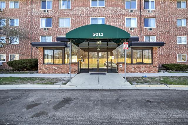 5011 Valley Ln. #304, Streamwood, IL 60107