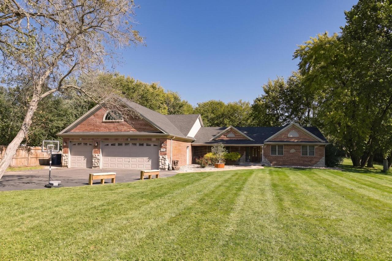 5S571 S Tuthill Rd., Naperville, IL 60563