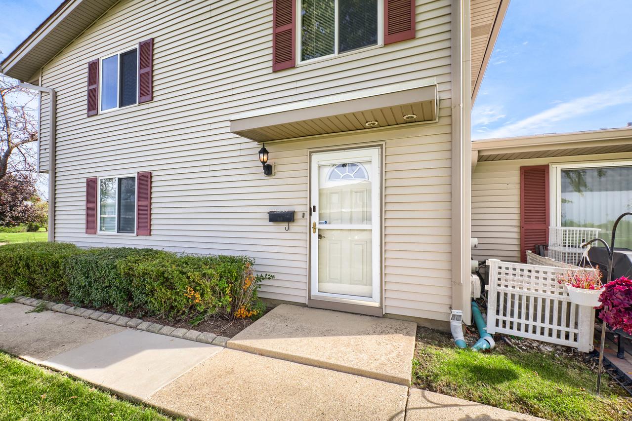 945 Shattuck Ln., Schaumburg, IL 60194