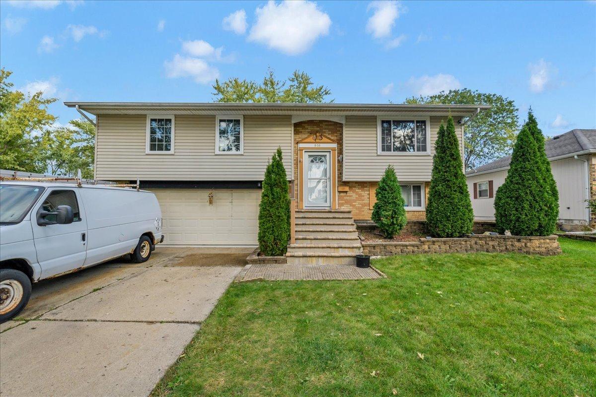 916 Stowell Ave., Streamwood, IL 60107