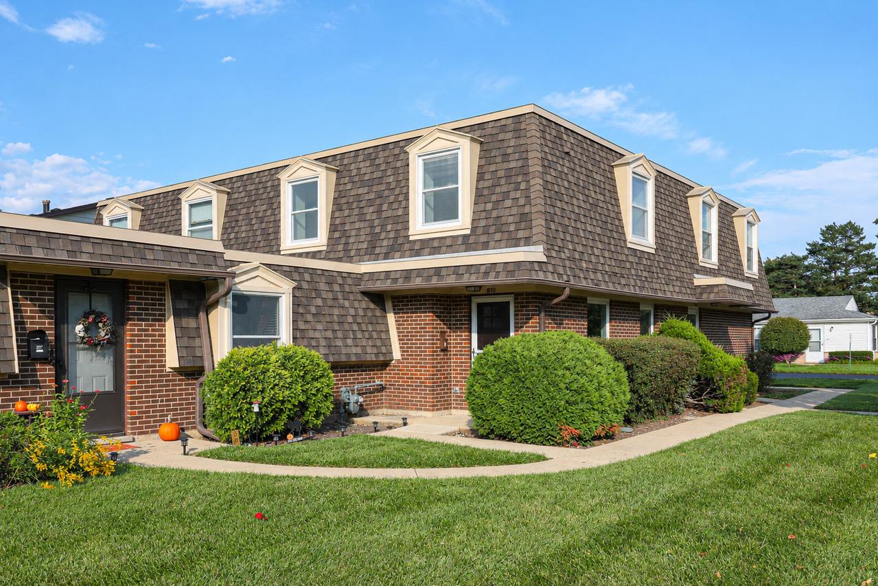 810 Gloucester Dr. #126, Elk Grove Village, IL 60007