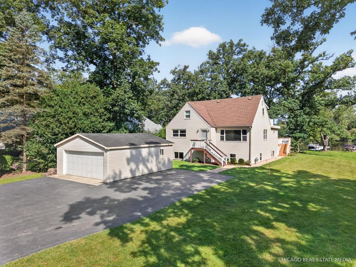 220 Hickory Nut Grove Ln., Cary, IL 60013