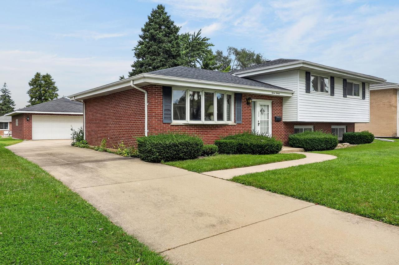 1520 W Holtz Ave., Addison, IL 60101
